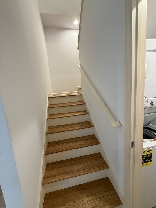 Building Photo - Spacious Rental Minutes from Downtown Nashville!