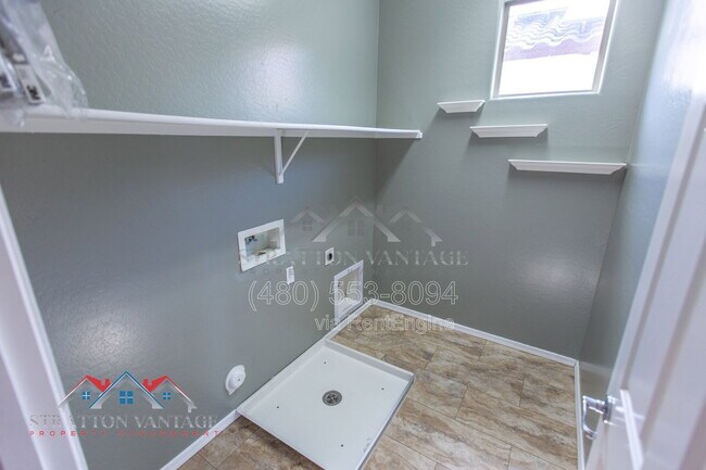 Building Photo - 9136 W Meadow Dr