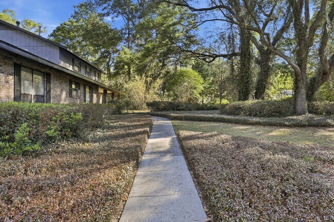 Building Photo - 4 Bedroom, 3 Bath House on 1 Acre in Fox Grove