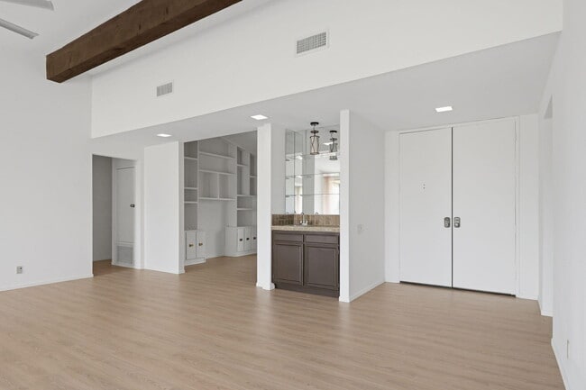 Building Photo - 72460 Rodeo Way