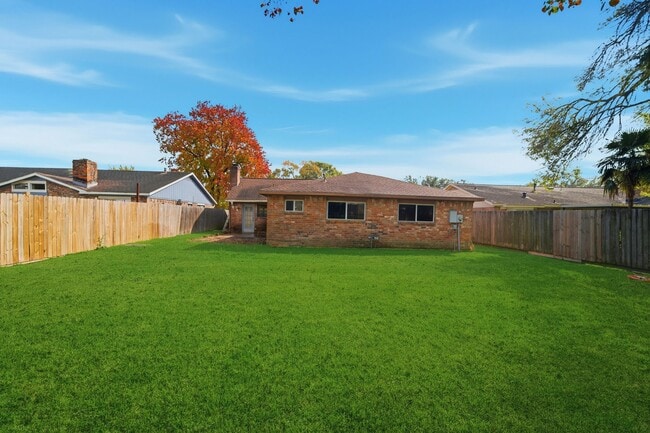 Building Photo - 122 White Cedar St