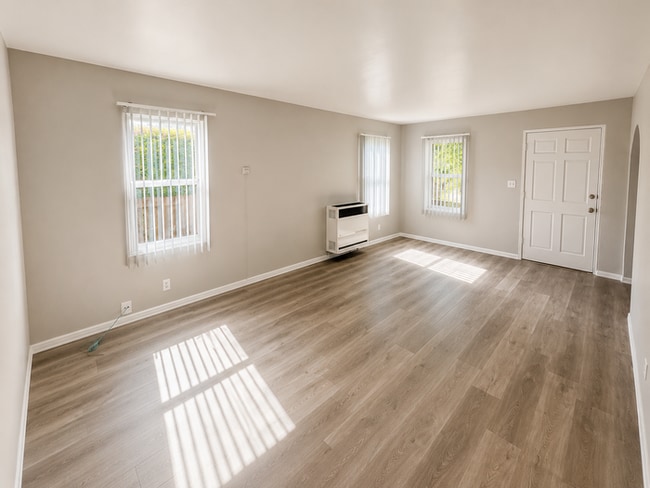 Building Photo - Completely remodeled 3bd 2ba. home in Pacific Beach ! Must see!