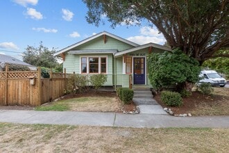 Building Photo - Classic Tacoma Charm with Room to Breathe....