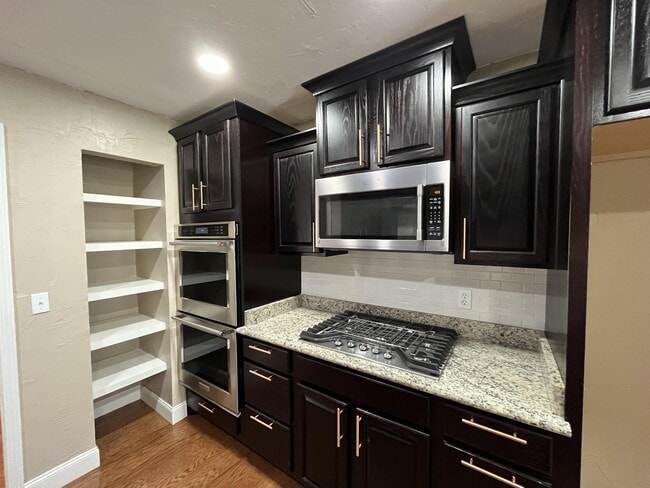 Building Photo - 1304 Pine Oak Dr