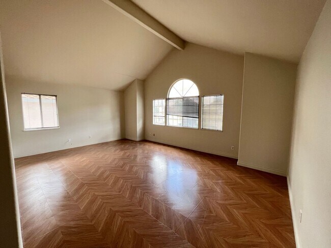 Building Photo - Huge 2 Story 5 Bedroom 3 Car Garage Home w...