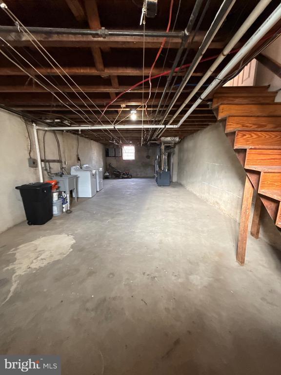 Building Photo - 366 Ripka St