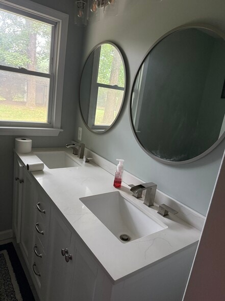 Building Photo - 4810 Meadowlark Dr