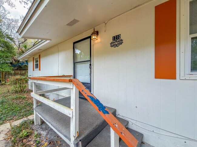 Building Photo - 1210 Carson Dr