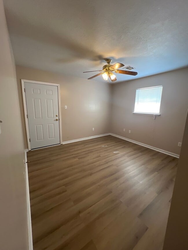 Building Photo - 2 bedroom 2 bath Duplex for lease right off common street