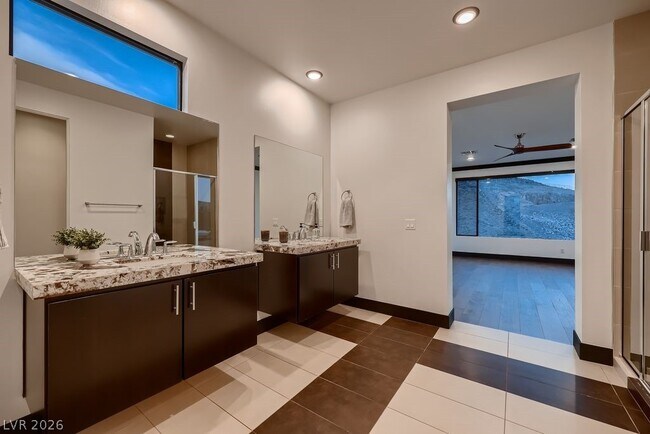 Building Photo - 917 Vegas View Dr