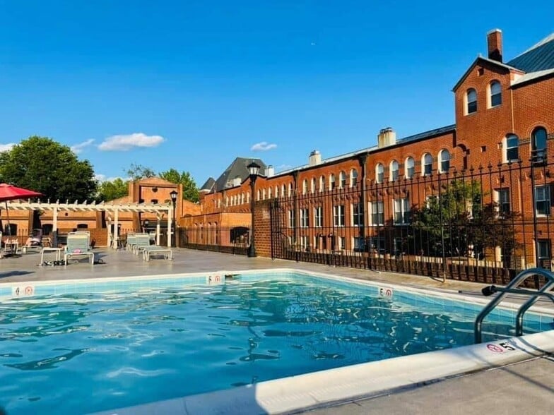 Car Barn Pool - 1479 A St NE