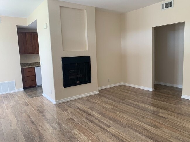 Building Photo - 2 bed / 2 bath unit in RSM available August 6th!!