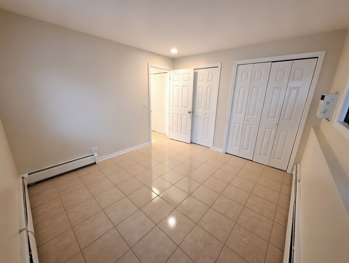 Building Photo - 1040 S York Rd