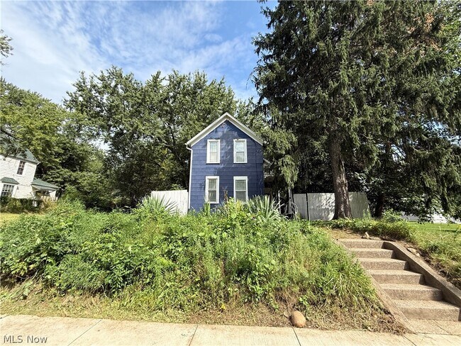 Building Photo - 131 W Miller Ave