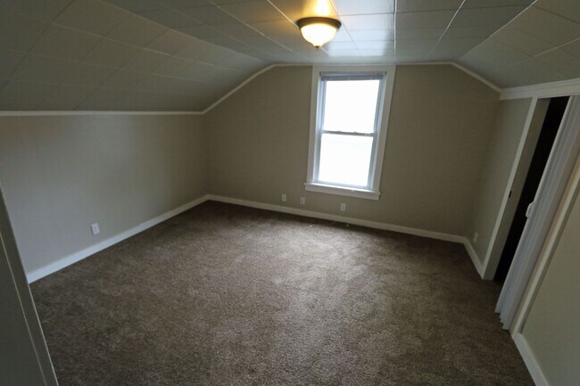 Building Photo - 3 Bed 1 Bath Downtown St. Joseph