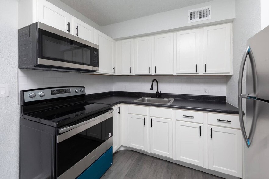 Kitchen - Christiana Pointe Apartments