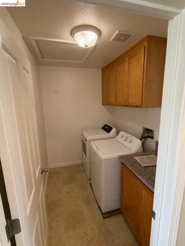 Building Photo - 111 Tennyson Ct