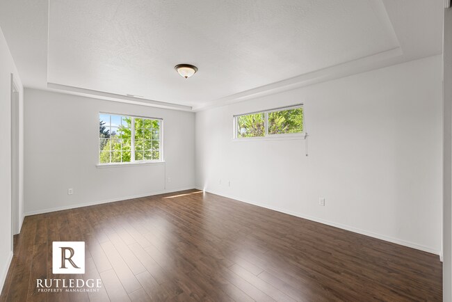 Building Photo - Southwest Medford / Near ROGUE X