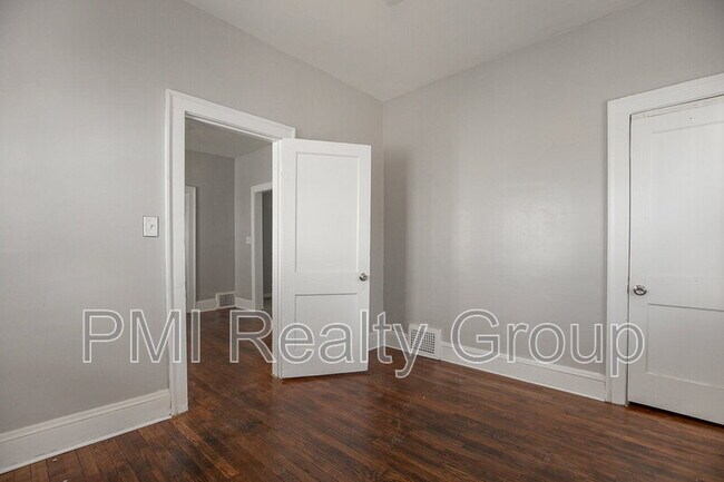 Building Photo - 3600 E 153rd St
