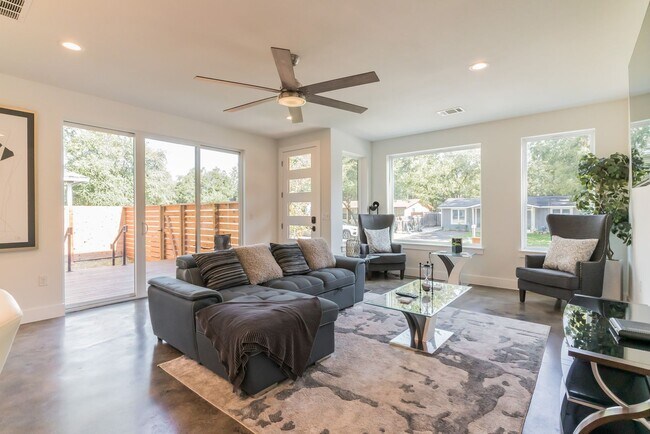 Building Photo - TX-AUS-113DEN