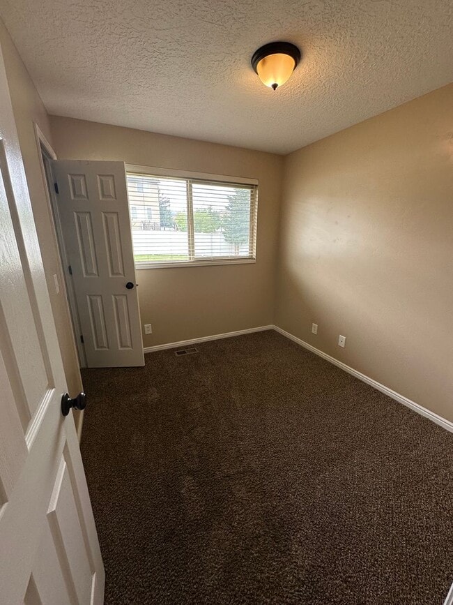 Building Photo - Great Family Home in Excellent West Jordan...