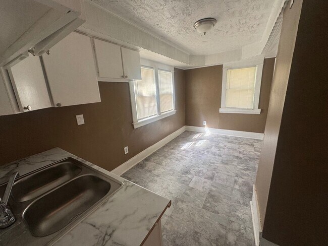 Building Photo - 1056 E 99th St