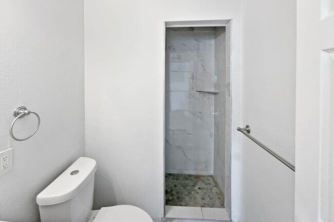 Building Photo - 10014 Hardesty Ave