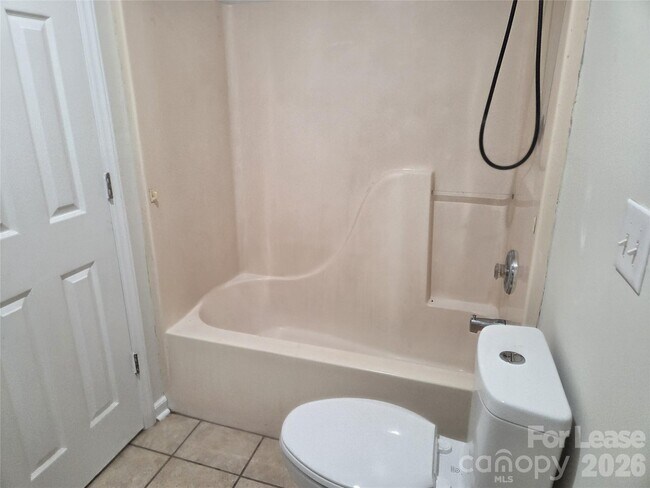 Building Photo - 121 Foxglove Dr