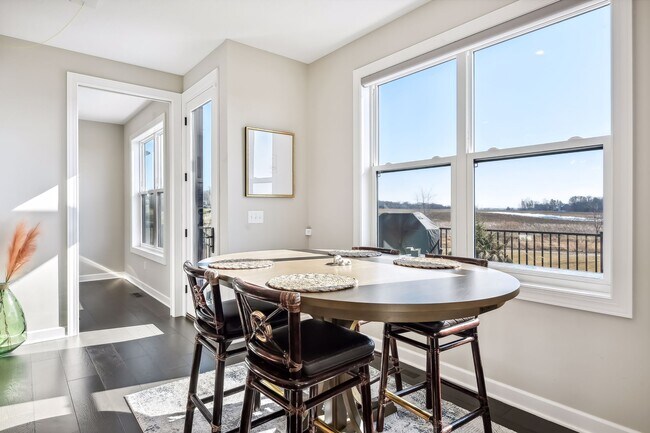 Building Photo - 2275 Lakeshore Point Dr N E