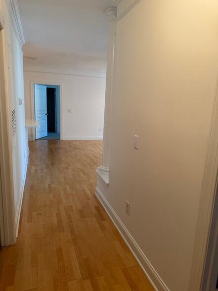 Building Photo - 1025 Riverland Woods Pl
