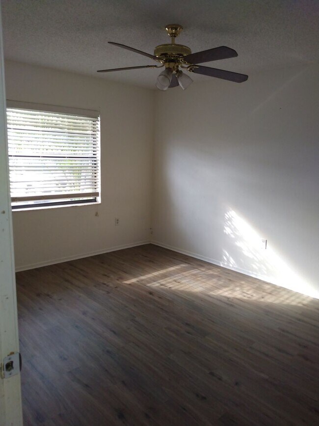 Building Photo - 3 bedroom 2 bathroom Pool House price redu...