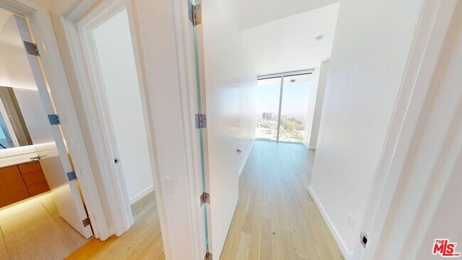 Building Photo - 525 Olive St