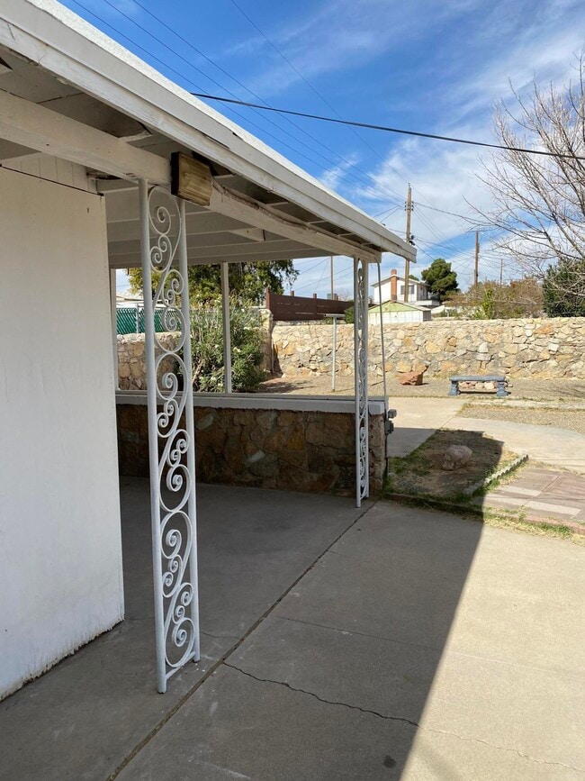 Building Photo - 613 Olson St