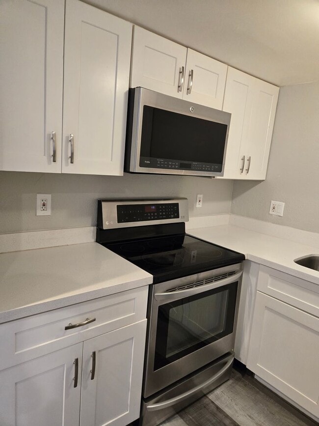 Building Photo - Fantastic and spacious 2 beds, 1.5 bath townhome in Phoenix