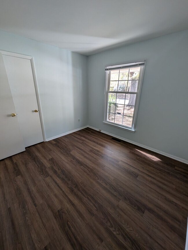 Building Photo - 1208 Somerset Rd