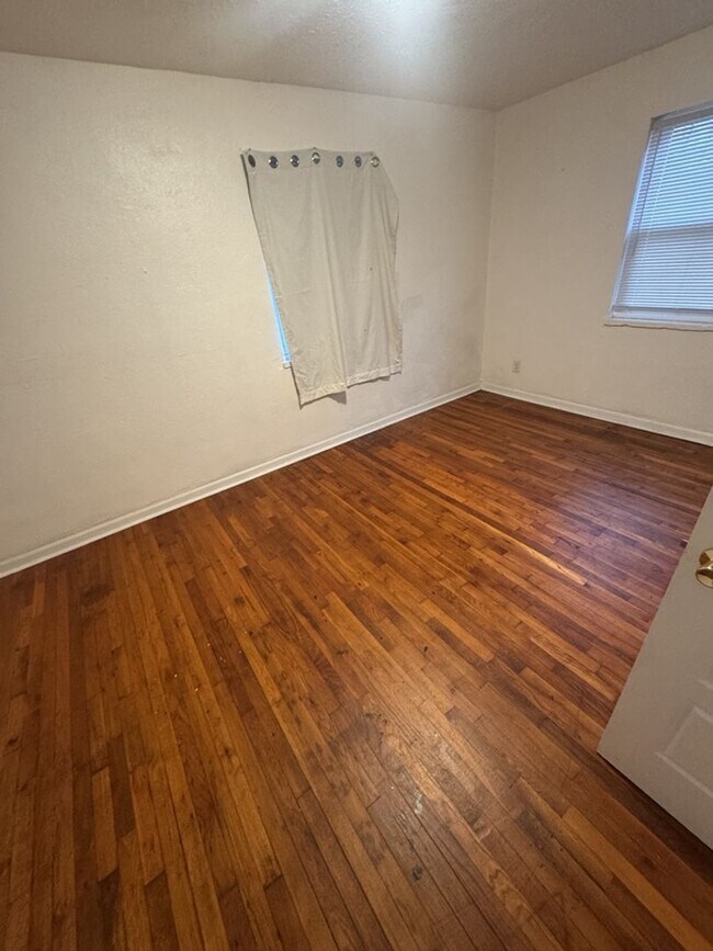 Building Photo - 1903 W Grand Ave