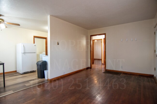 Building Photo - Weekly Rental 2 Bedroom 1 Bathroom on cul-...