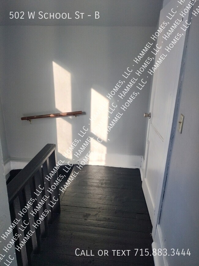 Building Photo - 502 W School St