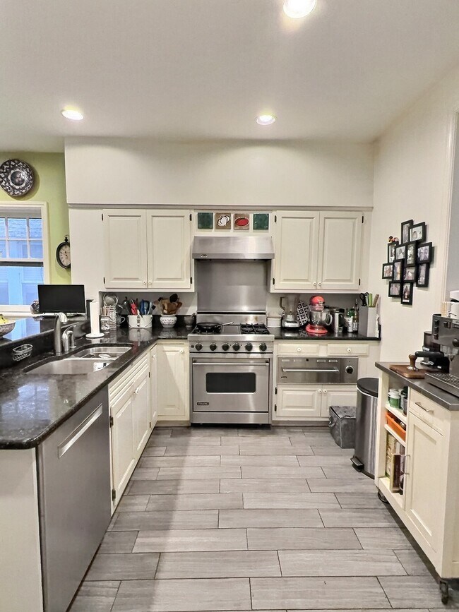 Building Photo - 2921 N Pine Grove Ave