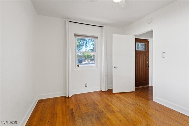 Building Photo - 1609 Chapman Dr