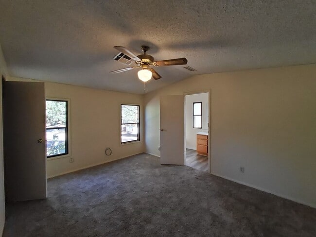 Building Photo - Two Bedroom House