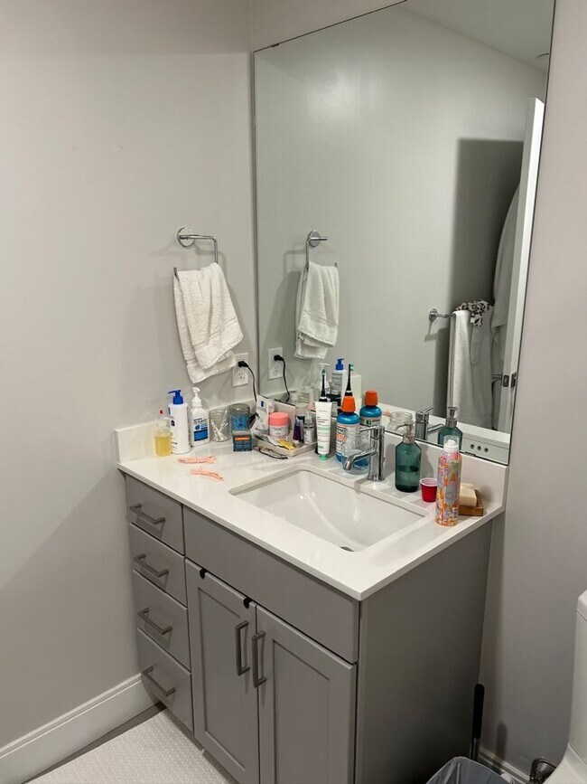 Building Photo - Luxury Condo Style 2 Bed plus, 2 Bath Apartment!