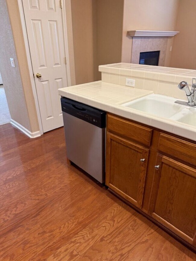 Building Photo - Gorgeous Natomas Condo