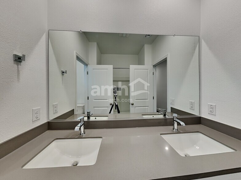 Building Photo - 6628 S 42nd Dr