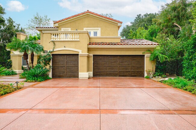 Building Photo - Elegant 5BR Furnished Estate with Pool & G...