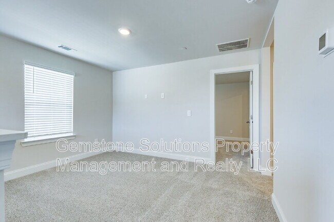 Building Photo - 204 Douglas Bend Rd