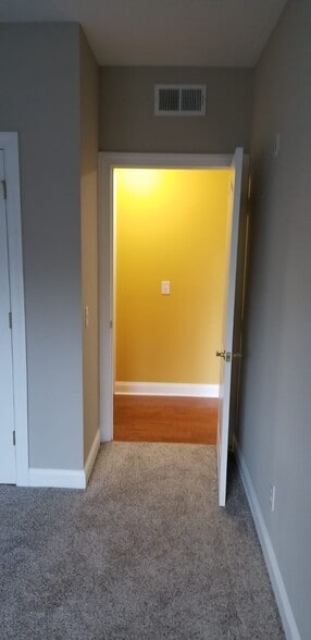 Building Photo - 2000 Fountainview Cir