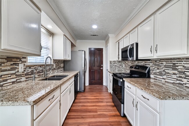 Building Photo - 13907 Old Village Ln