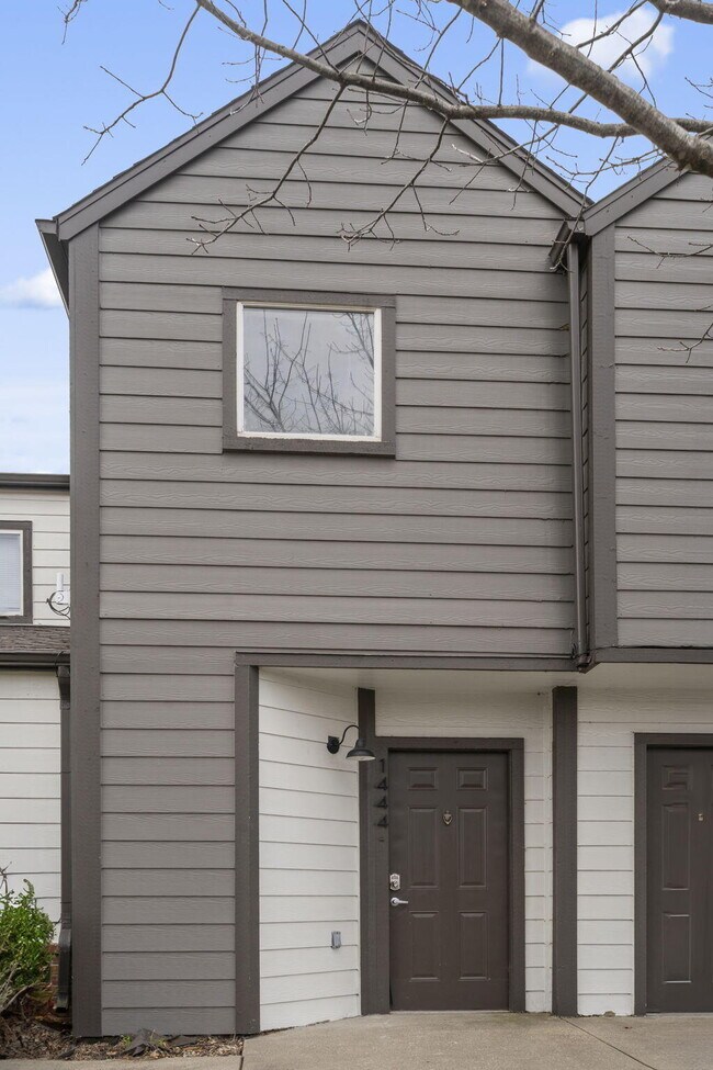 Building Photo - 1447 E Oakwood Ln