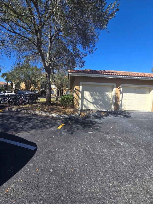 Building Photo - 7970 N Nob Hill Rd